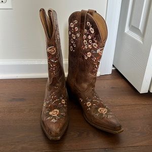 MAISIE FLORAL EMBROIDERED LEATHER BOOTS.